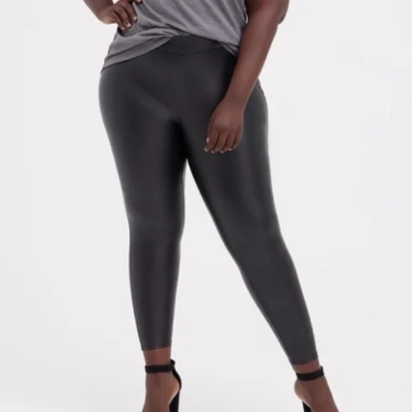 Torrid Faux Leather Leggings Size 1X - Picture 2 of 4